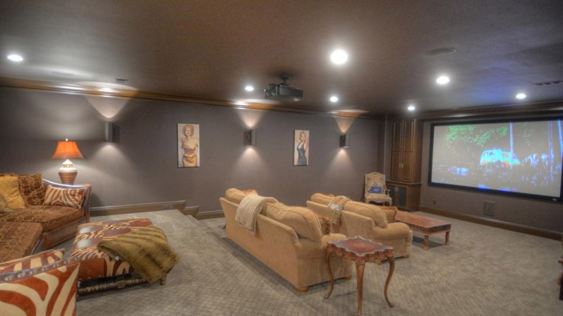 Tiene una espaciosa sala de cine.