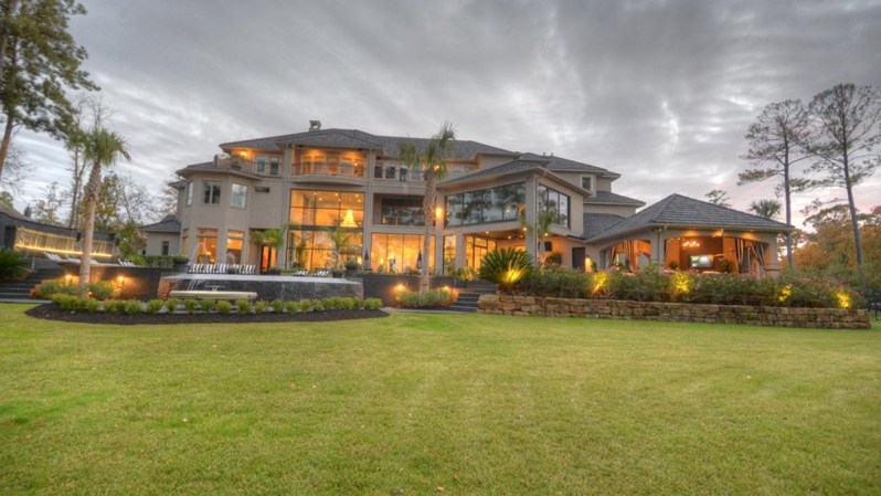 La casa tiene más de 17,500 pies de construcción en un lote de más de 2 acres de extensión.