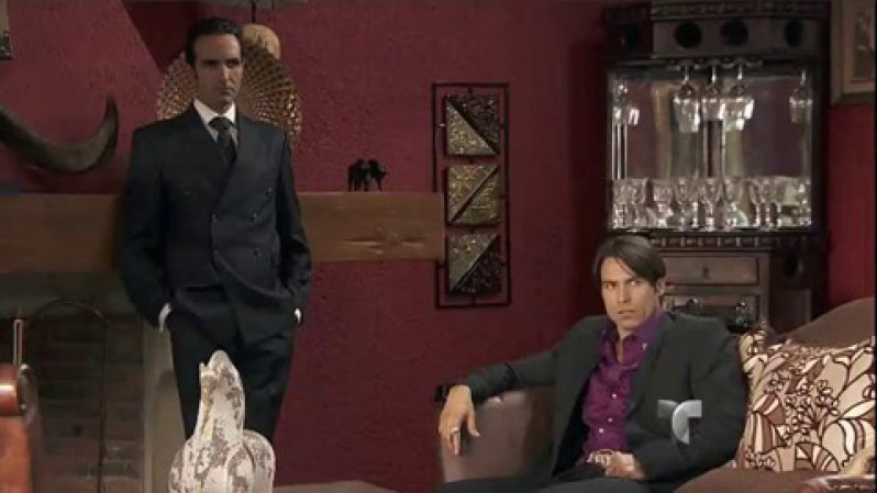 Aurelio ordena al Turco que se quede en la hacienda y detenga a Mejía. Los Casillas se irán al D. F.