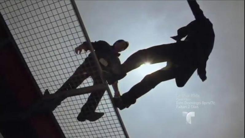 Aurelio se le va a los golpes al Turco y lo lanza desde la azotea del hotel.