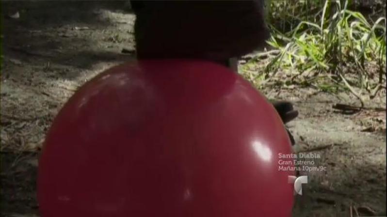 Meses después mientras Rutila juega con una pelota, ésta se le va y un pie la detiene.