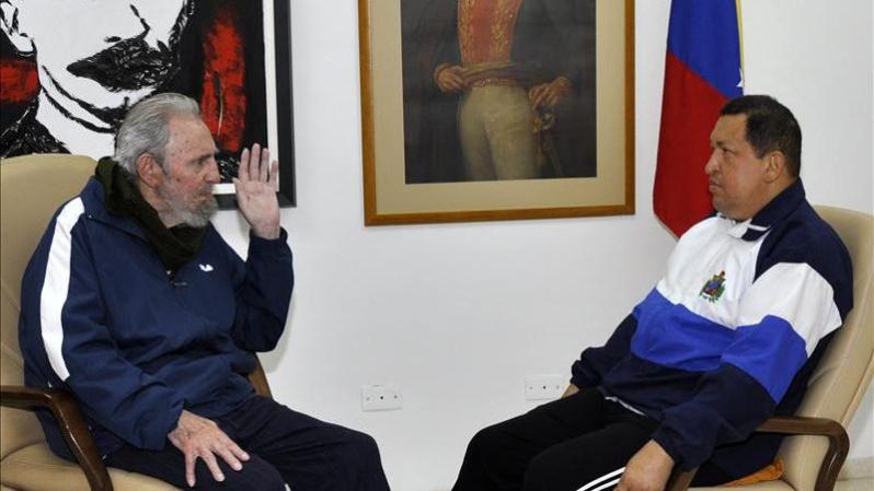 03 DE MARZO DE 2012 - El canal estatal de televisión venezolano VTV difundió breves imágenes del presidente venezolano, Hugo Chávez, durante un encuentro con el líder cubano, Fidel Castro. Chávez se sometió a una cirugía en La Habana.