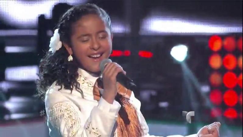 Alondra, del team Rubio, fue la primera en subir a cantar, con el tema " Paloma Negra".