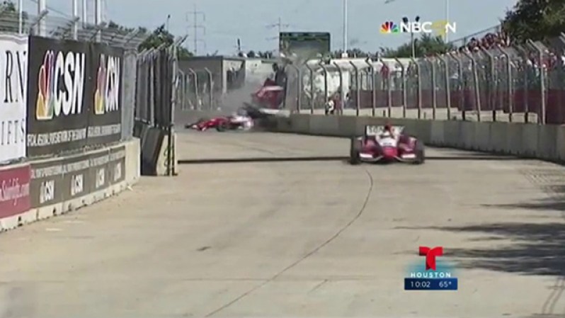 Momento del accidente entre Takuma Sato y Dario Franchitti.