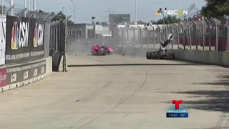Momento en que el automóvil de Dario Franchitti sale por los aires tras estrellarse contra la cerca.