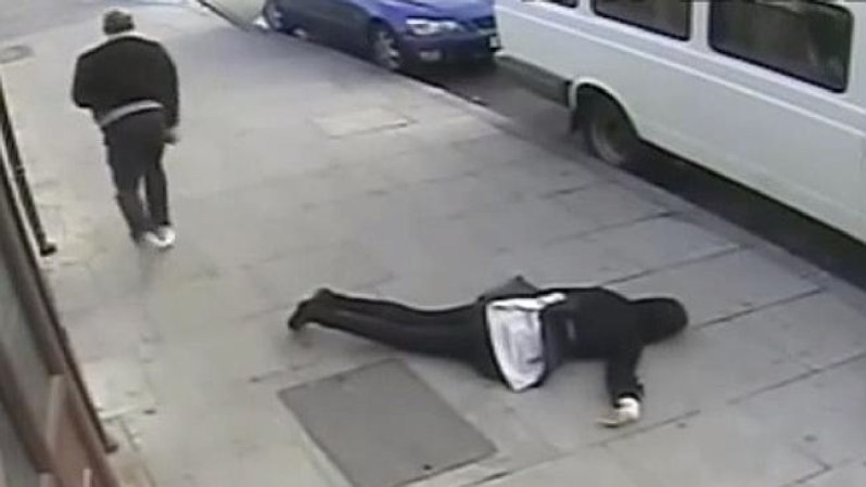 El objetivo del agresor fue cumplido: su víctima quedó en el suelo.