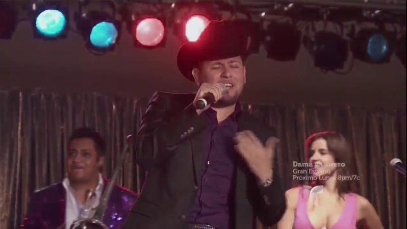 Roberto Tapia asiste a la fiesta de Aurelio y le canta a Ximena.