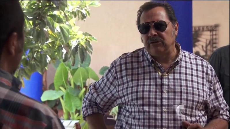 Don Cleto sacará la mercancía de la bodega pues tiene planeado transportarla en la noche.