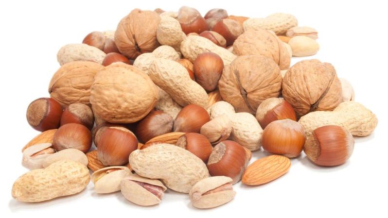 Frutos secos. Contienen buenas cantidades de grasa, minerales y antioxidantes. Una dieta contra el envejecimiento que incluye frutos secos le ayudarán a tener una piel sana y reforzar su sistema inmunológico.