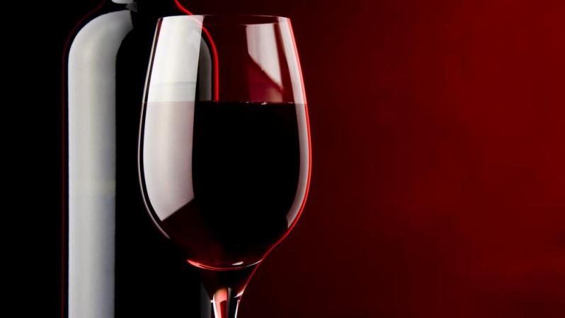 Vino tinto. Es un poderoso antioxidante que ha demostrado ser muy importante como factor de lucha contra el envejecimiento de la piel, ya que contiene resveratrol.