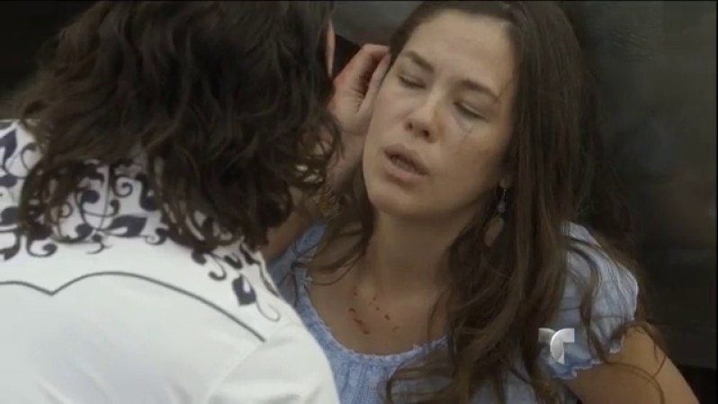Las heridas que Silvia recibió en la balacera parecen ser mortales, pero Emilio le asegura que ya viene la ayuda.