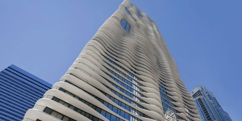 Muere al caer del edificio Aqua