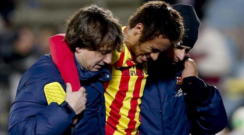 Neymar ssle del terreno lesionado durante el partido del Barcelona contra el Getafe.