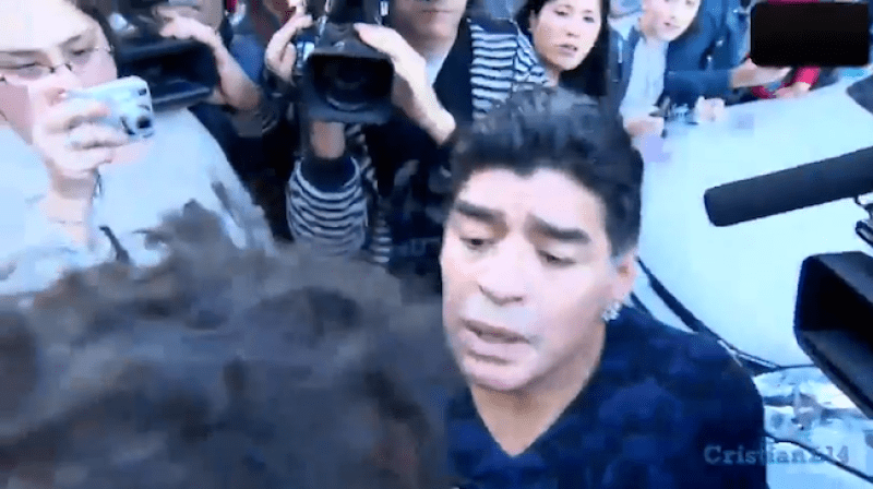 Aparentemente el reportero guiñó un ojo a la mujer de Maradona, lo que desató su furia.