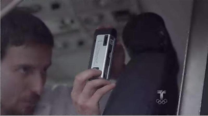 El piloto no solo graba la conversación, sino que también toma fotografías del momento en el que Pablo y su primo descargan la cocaína.