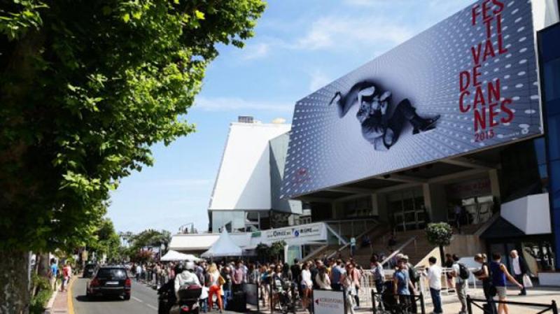 Cannes se convertirá, como cada año, en una pasarela de caras conocidas y en una cita para multitud de actos publicitarios o benéficos, como la gala contra el sida que organiza la asociación amfAR y que contará, entre otras, con Sharon Stone, Naomi Campbell o Janet Jackson.