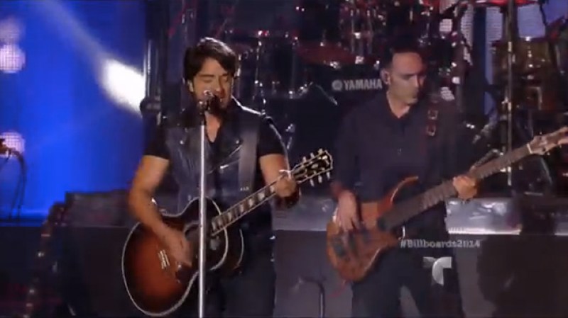 Luis Fonsi y Wisin cantaron "Corazón en la maleta"