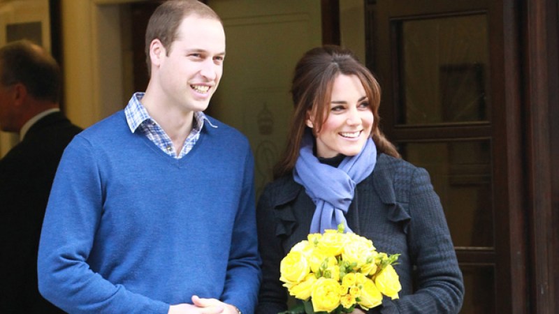 Los Duques de Cambridge al momento de abandonar el hospital King Edward VII donde Kate Middleton era atendida por complicaciones con su embarazo.