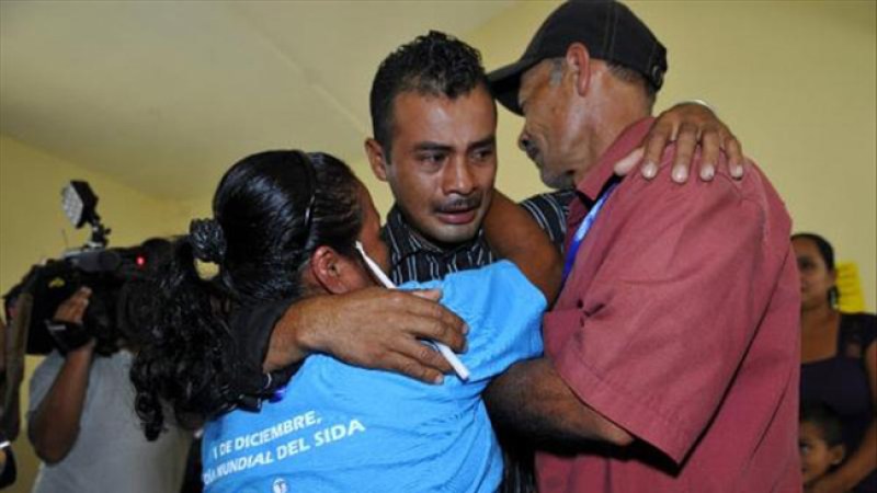 Cervelio Mateos Campos, indocumentado hondureño, abraza a sus padres durante su encuentro, tras nueve años de haber perdido contacto.