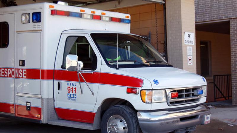 Menores heridos al caer auto en arroyo