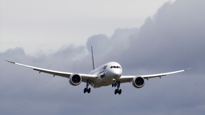Mujer da a luz en pleno vuelo