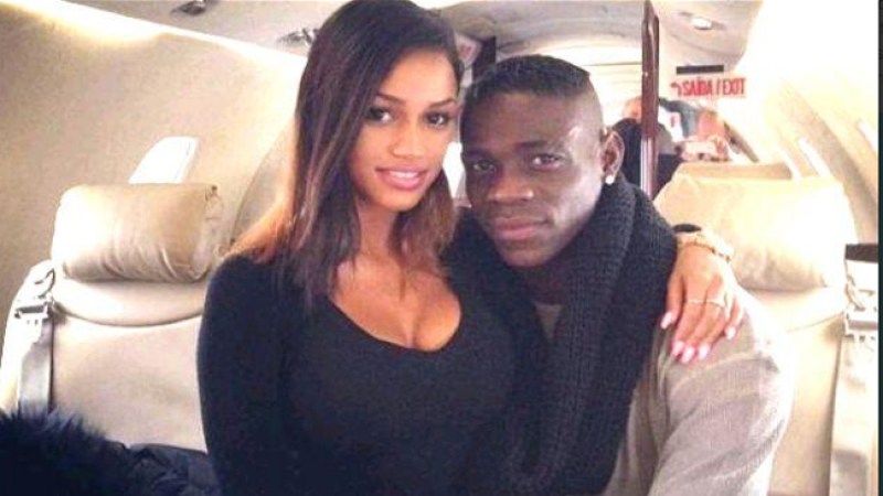 El delantero italiano y su novia Fanny Neguesha, quienes se comprometieron en matrimonio este lunes en Rio de Janeiro.
