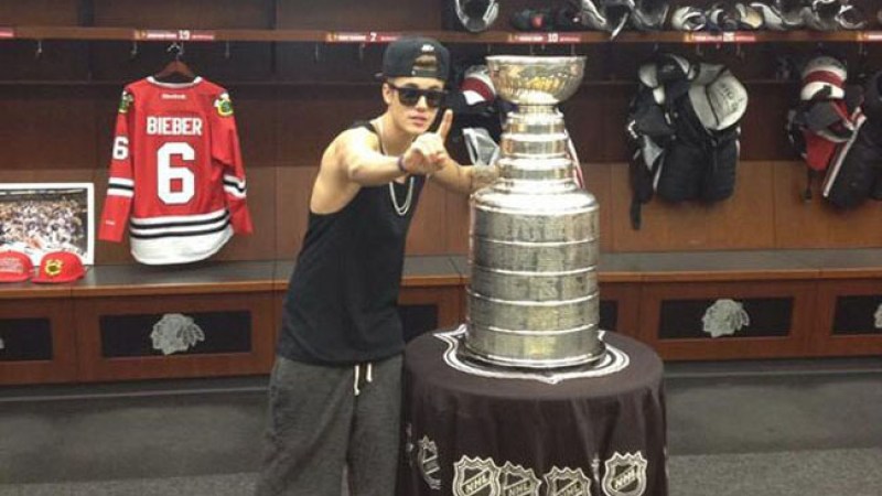 Fans de los Blackhawks se vengan de Bieber