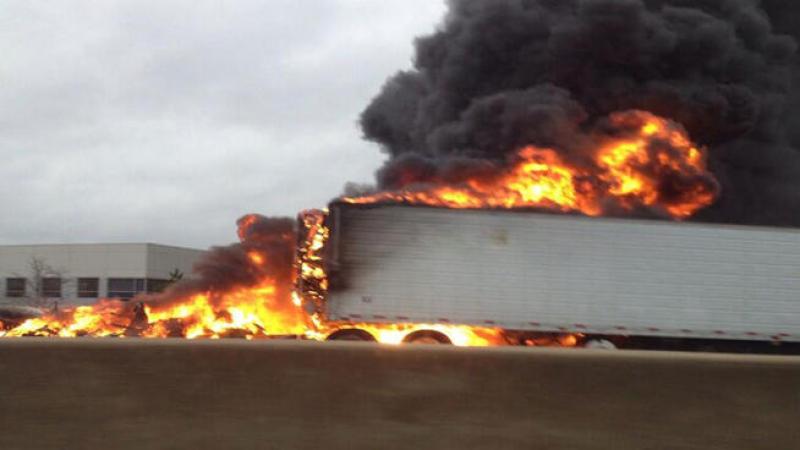 Camión en llamas cierra autopista I-55