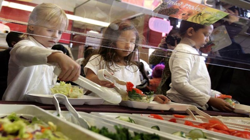 Porciones servidas en escuelas, sin límite