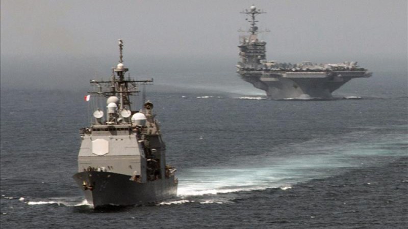 Fotografía facilitada por la Marina de EE.UU. del buque militar USS Gettysburg (izq) y al portaaviones USS Harry S. Truman mientras cruzan el Estrecho de Gibraltar el pasado 3 de agosto para dirigirse al Mar Mediterráneo.