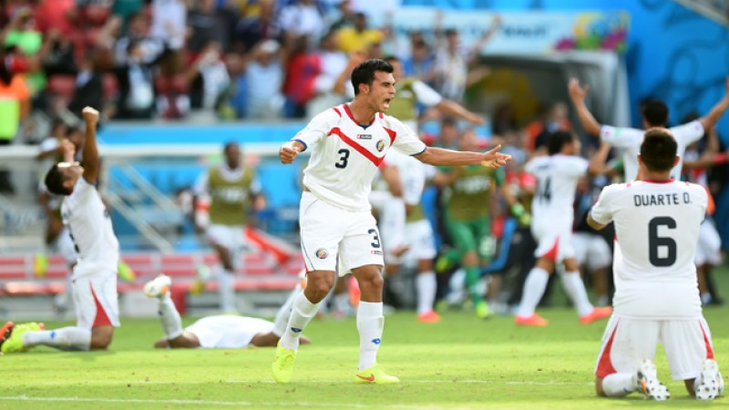 Los jugadores de Costa Rica celebran su paso a octavos de final en el Mundial de Brasil.