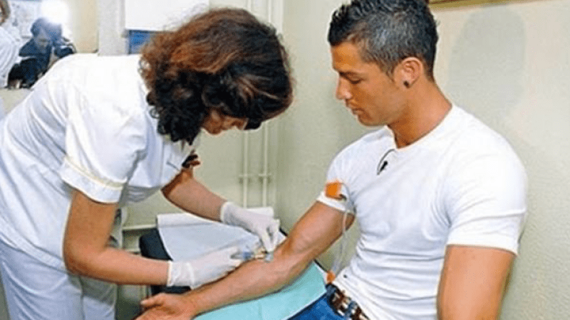 Cristiano Ronaldo donando sangre.