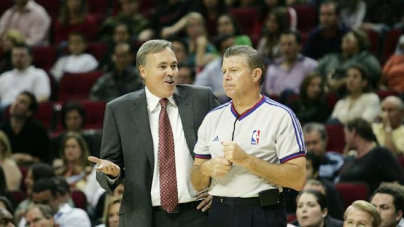 El entrenador Mike D' Antoni discute con un juez de línea durante un partido de la NBA. EFE/Archivo.