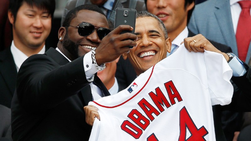 "Big Papi" le roba un selfie a Obama