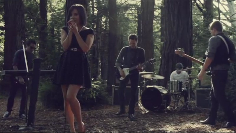 Imagen del videoclip “Let You Down” de The Material