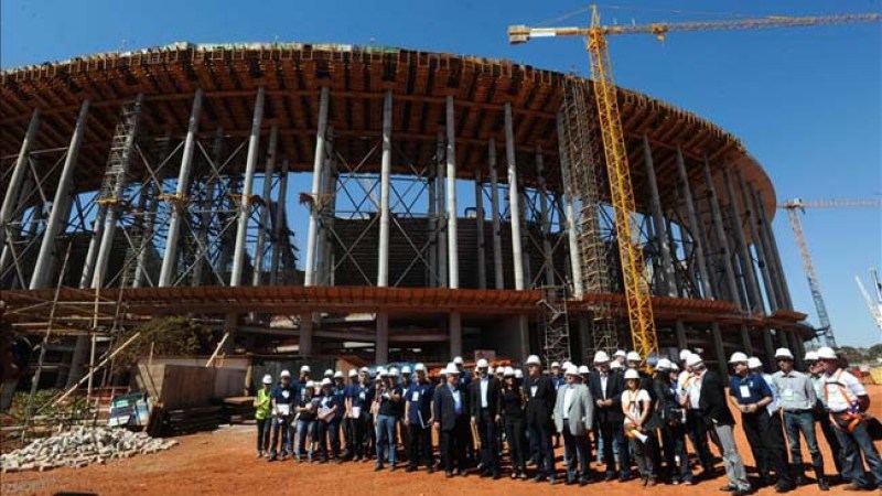 De los doce estadios que están en obras, los de Brasilia, Natal, Salvador, Manaus y Fortaleza, junto con el legendario Maracaná de Río de Janeiro, son propiedad de las gobiernos de los respectivos estados.