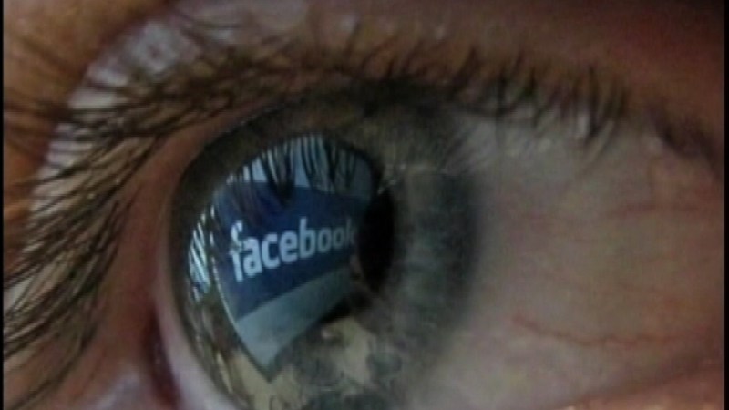 Facebook da una mano amiga a suicidas