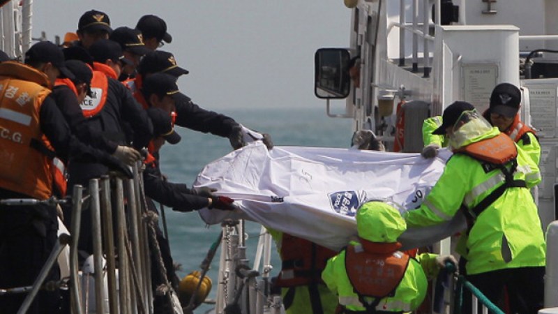 Se recuperan cuerpos del ferry hundido