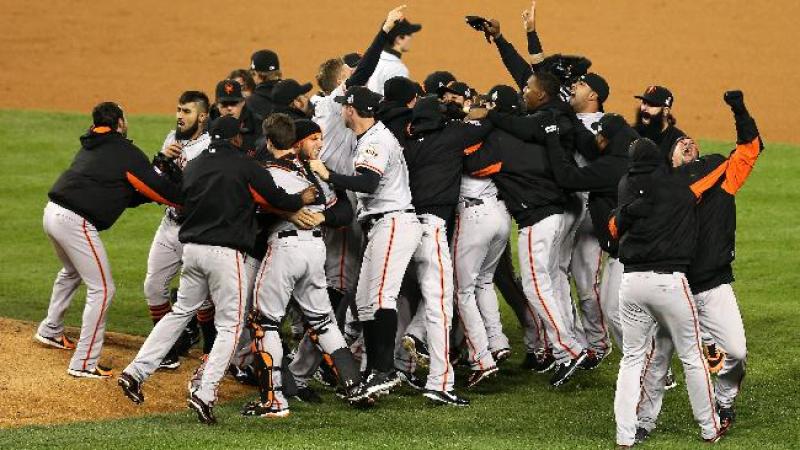 Gigantes celebran su espectacular triunfo en cuatro partidos consecutivos.