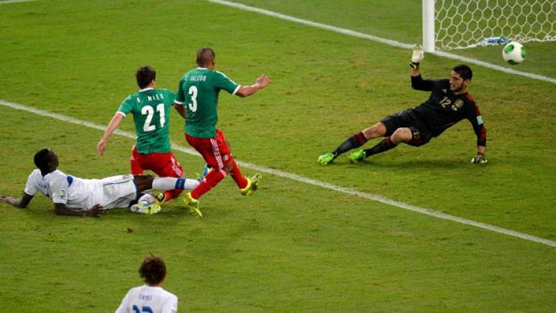 Mario Balotelli se encargó de darle la estocada final a la maltratada moral de la selección de fútbol de México.