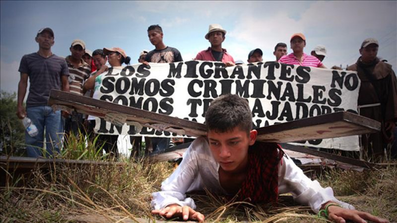 Presentan guía mexicana del migrante