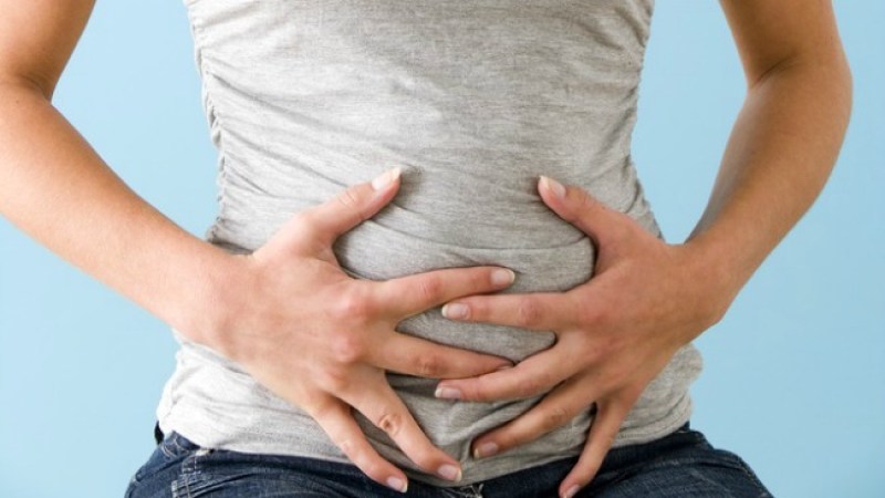 Algunos hábitos y eliminar ciertos alimentos te ayudarán a decir adiós a la incomodidad que causa la distensión del abdomen.