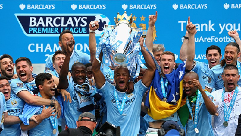 El capitán del Manchester City Vincent Kompany levanta el trofeo de la English Premier League en el Etihad Stadium en Manchester, Reino Unido.