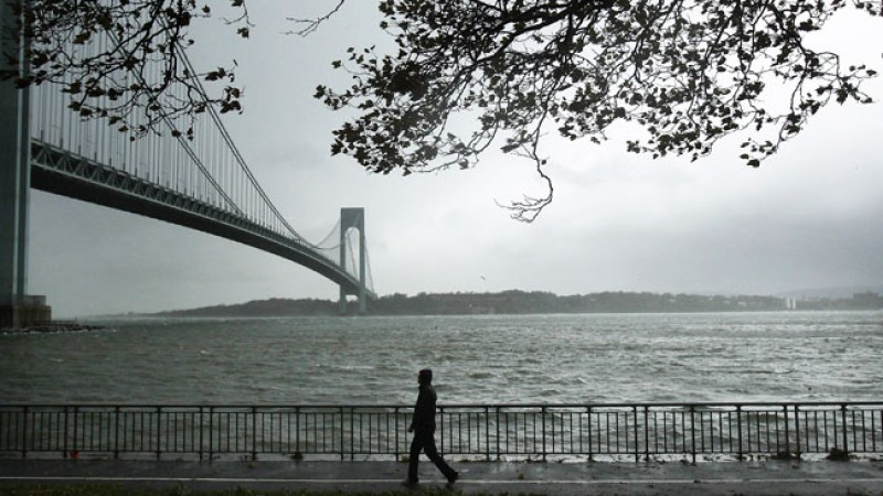 A cinco días del maratón de NY, la ciudad sigue conmocionada por los efectos de Sandy, que ha dejado a la ciudad sin transporte público, con puentes y aeropuertos cerrados y con 750,000 personas sin electricidad.