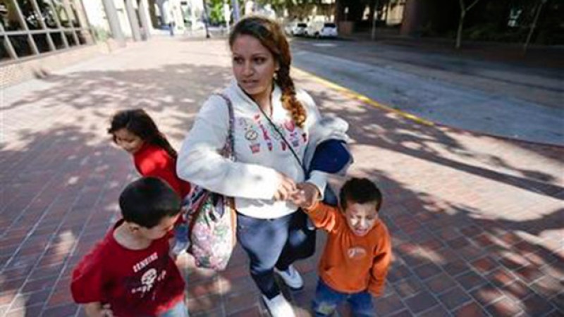 Inés Valencia, de Coalcomán, México, camina con sus tres hijos después de solicitar asilo en la frontera y ser puesta en libertad por las autoridades federales, en San Diego.
