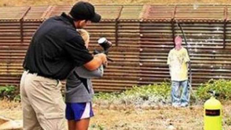 Agente fronterizo enseña a disparar