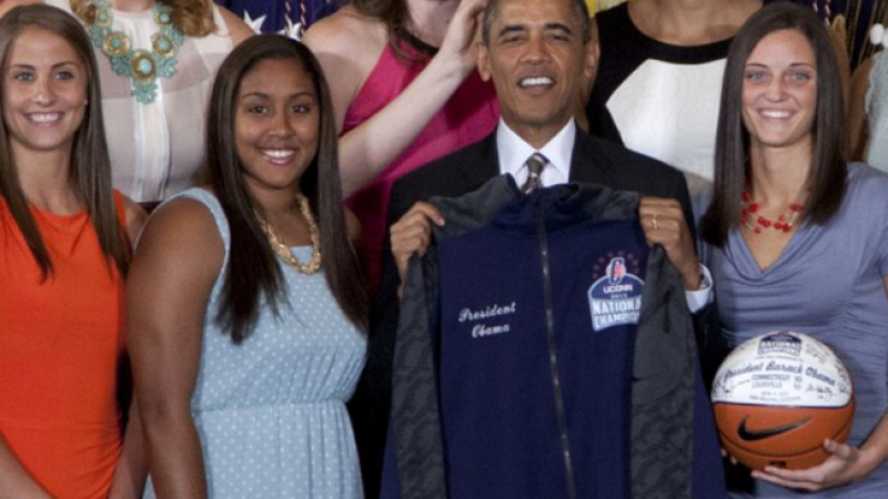 Barack Obama posa con las jugadoras del equipo de baloncesto de la Universidad de Connecticut.