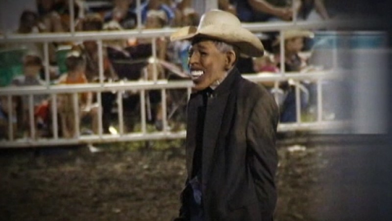 Payaso hace mofa de Obama en rodeo