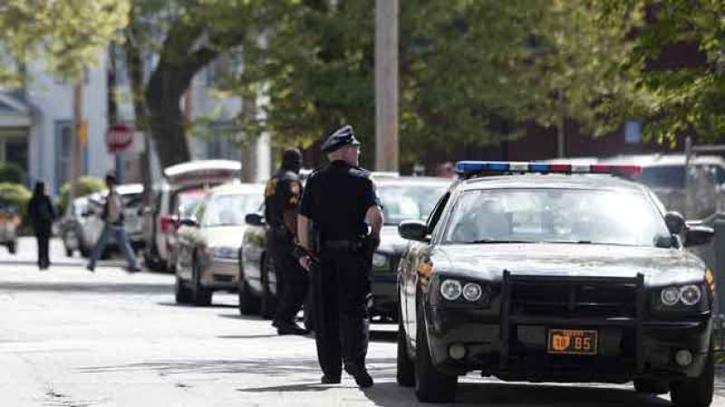 La policía inspecciona el barrio de Cleveland donde ocurrieron los hechos.