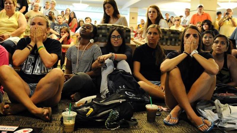 Estudiantes de Penn State escuchan la dictamen de la NCAA por los casos de abuso sexual.